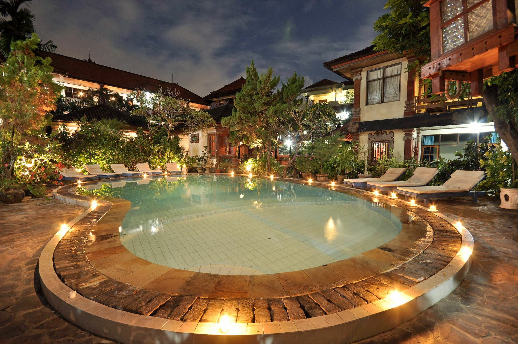 Kuta At Simpang Hostel *